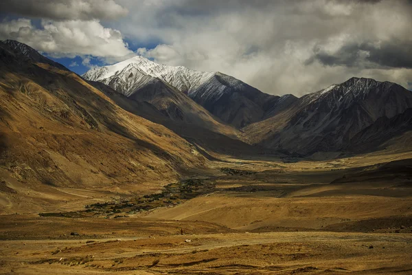 Zand berg met blauwe hemel Ladakh, India — Stockfoto