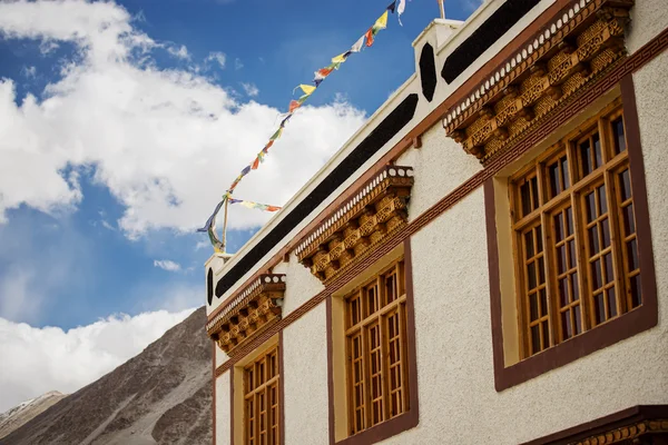 Tibetisches Haus und blauer Himmel in jammu-kashmir ladakh, Indien - September 2014 — Stockfoto