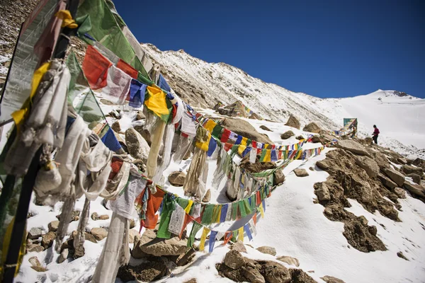 Dua bayrakları üst Chang La Pass Ladakh, Hindistan - Eylül 2014 — Stok fotoğraf