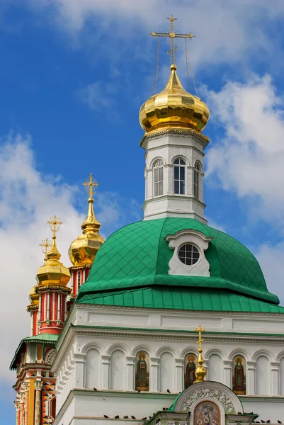 Iglesia en la Trinidad Sergius Lavra en Sergiev Posad Zagrosk, Rusia — Foto de Stock