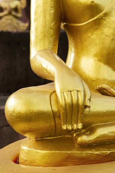 Zlatá socha Buddhy v chrámu Thajska — Stock fotografie
