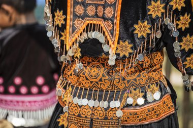 Geleneksel giysiler ve Muser hill kabilesinin gümüş takı.
