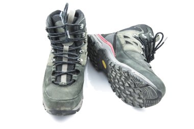 Kirli gri hiking çifti üzerinde izole beyaz arka plan çizme.