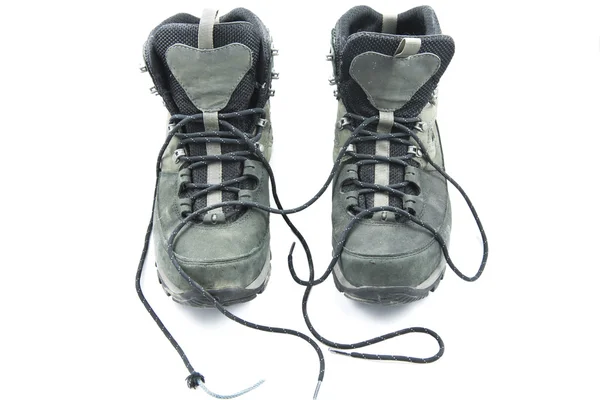 Dvojice špinavou šeď turistické boty izolované na bílém pozadí. — Stock fotografie