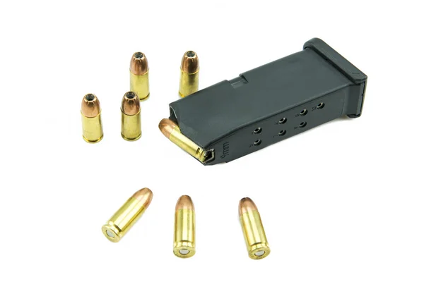 9mm kogels en magazine geïsoleerd op witte achtergrond. — Stockfoto