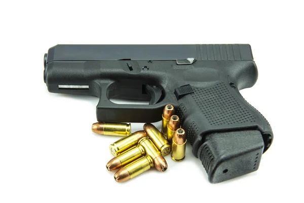 Pistola preta e balas de 9 mm isolaram um fundo branco . — Fotografia de Stock