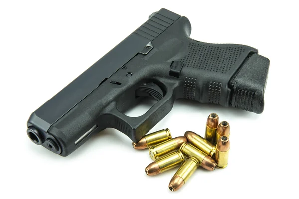 Beyaz bir arka plan siyah silah ve 9mm mermi izole.