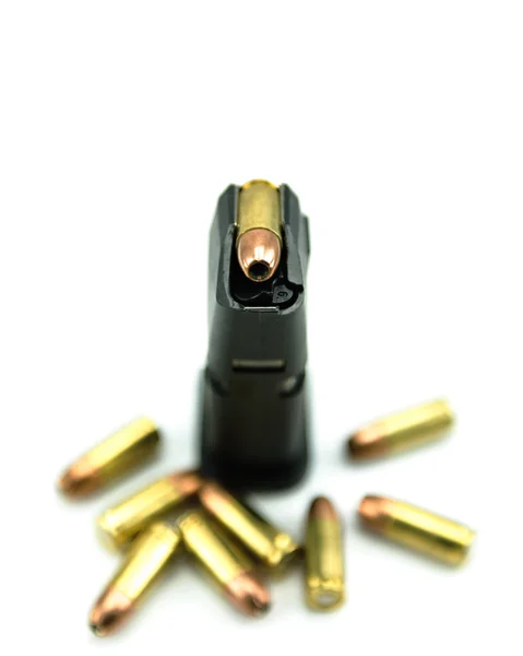 Balas de 9mm e revista isolada sobre fundo branco . — Fotografia de Stock