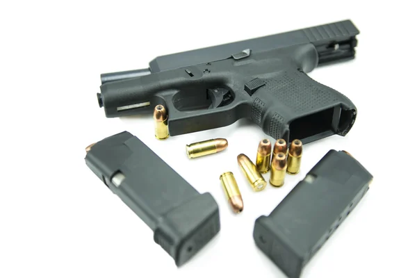 Czarny pistolet i 9mm pociski na białym tle. — Zdjęcie stockowe