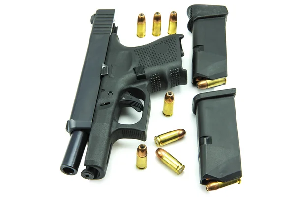 Pistola nera e proiettili 9mm isolato uno sfondo bianco . — Foto Stock