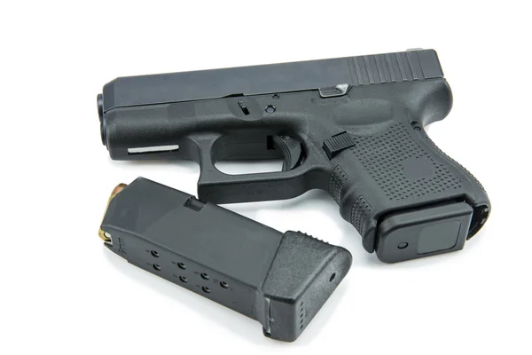 Automatisk 9 mm. pistol revolver på vit bakgrund. — Stockfoto