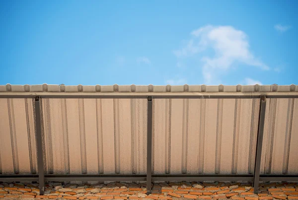 Aluzinc Metal levha çatı mavi gökyüzü ile.