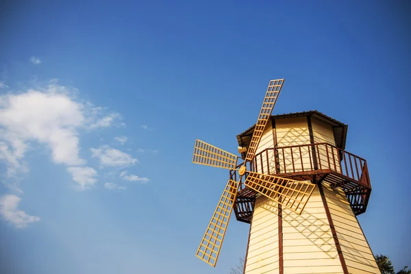 Ветряная мельница и синий фон неба . — стоковое фото