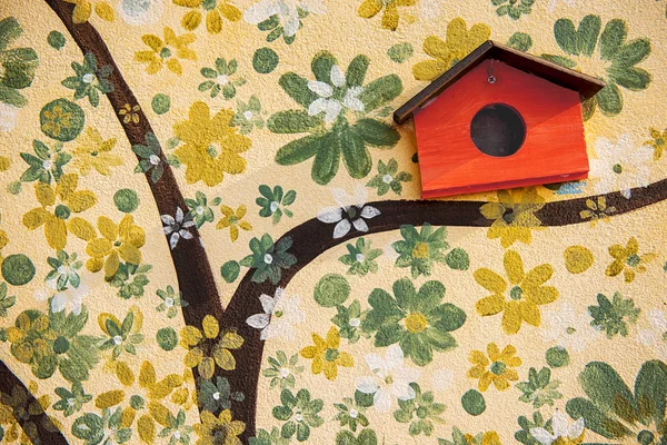 Ağaç sanat resim ve kuş evi çimento üzerinde kapatın.