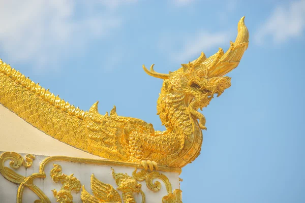 Konst av buddhismen - kung av Naga staty i Thailand tempel. — Stockfoto