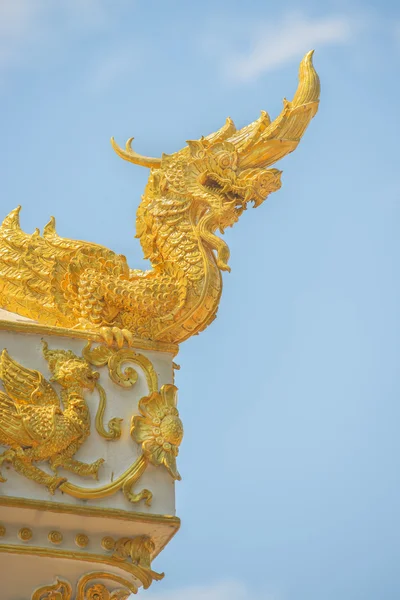 Artes del budismo - Estatua del rey de Naga en el templo de Tailandia . — Foto de Stock