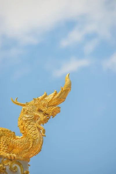 Kunst van het boeddhisme - koning van Naga standbeeld in Thailand tempel. — Stockfoto