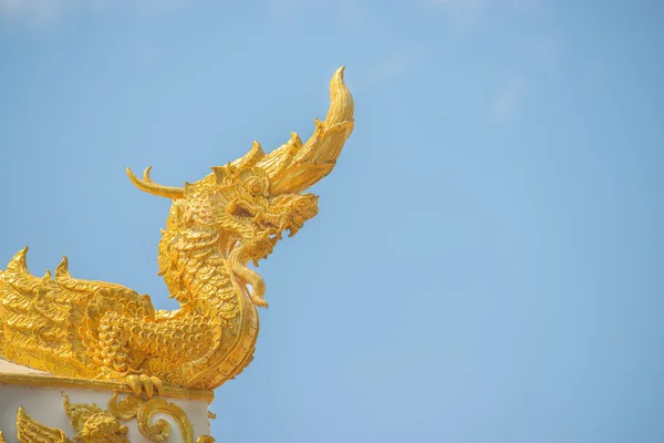 Artes del budismo - Estatua del rey de Naga en el templo de Tailandia . — Foto de Stock