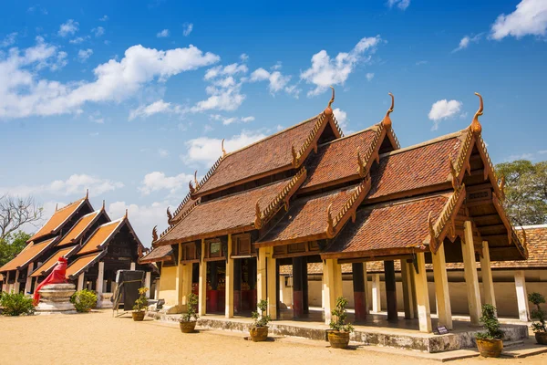 Pavilon v chrámu a modrá obloha Lampang, Thajsko — Stock fotografie