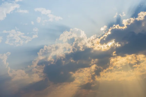 Cielo bonito puesta de sol con rayos de sol . — Foto de Stock