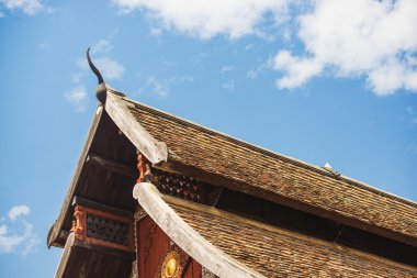 Mavi gökyüzü Kuzey sanat Tayland Tayland tapınak çatı.