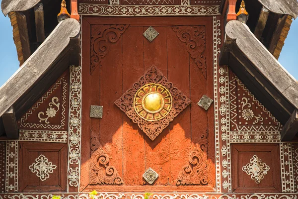 Thai temple roof with blue sky northern art in Thailand. — Stock Photo, Image