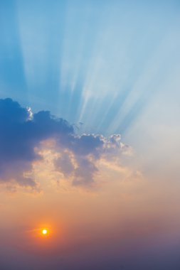 Güzel gökyüzü günbatımı güneş ışınları ile.