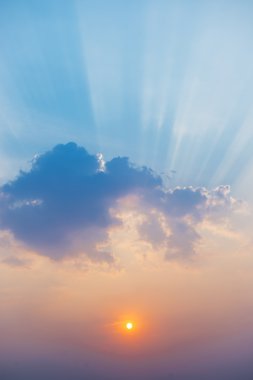 Güzel gökyüzü günbatımı güneş ışınları ile.