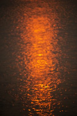 Nehirden günbatımında ışık bokeh arka plan bulanık.