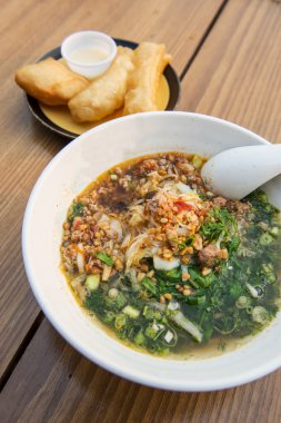 Yunnan pirinç şehriye çorbası kızarmış doughstick ile