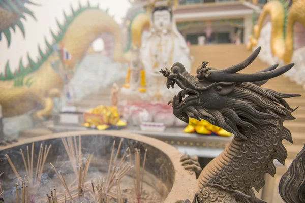 Chinese joss stick pot and dragon statue at Hyuaplakang temple ,Thailand — Stock Photo, Image