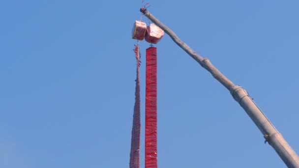 Die roten chinesischen Feuerwerkskörper, die am Ast hängen, zum Festtag mit Klang. — Stockvideo