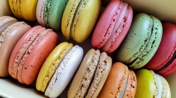 Bir kutu içinde renkli macarons.