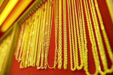 Altın kolye topluluğu.