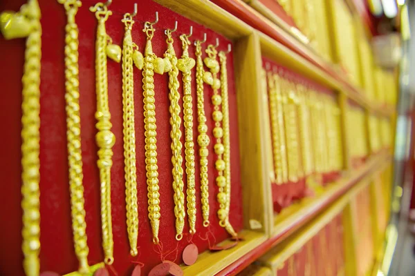 Збірка золотих браслетів . — стокове фото