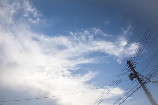 Elektrické post a modrá obloha — Stock fotografie