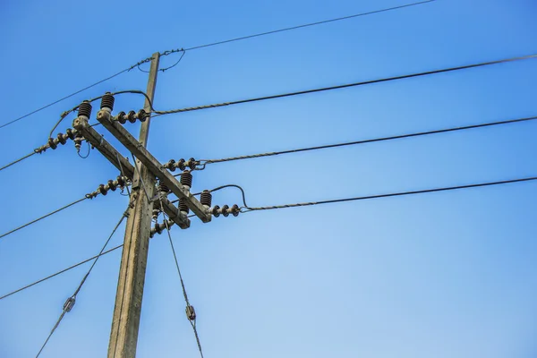 Poteau électrique et ciel bleu — Photo