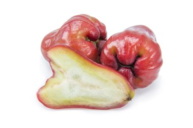 Dilimlenmiş gül beyaz arka plan üzerinde izole elma