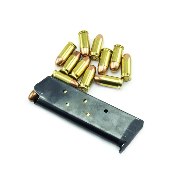 Grupo de balas de 11mm e revista isolado em um fundo branco . — Fotografia de Stock