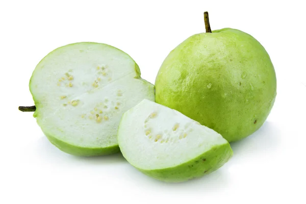 Guava (tropikal meyve) yığın beyaz arka plan üzerinde