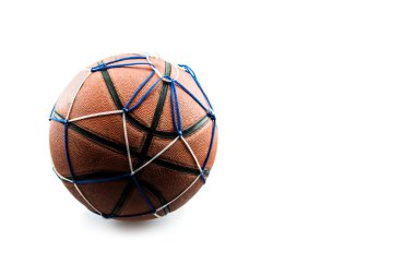 Beyaz arka plan üzerinde izole bir net eski basketbol topu.