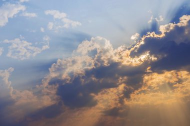 Güzel gökyüzü günbatımı güneş ışınları ile.