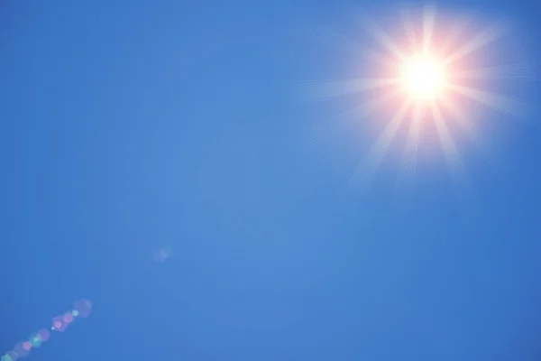 Sunbeam arka plan ile mavi gökyüzü.