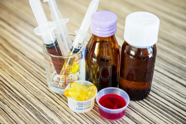 Çocuklar için beslemek için şurubu tıp ve ilaç kullanımı ile şırınga.