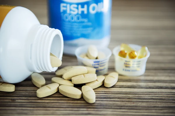 kahverengi bir hap şişe masanın üzerinde hap. Vintage sesi.