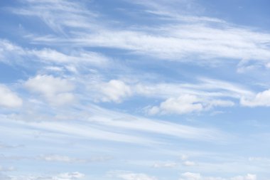 yumuşak beyaz bulutlar mavi gökyüzü arka planına karşı.