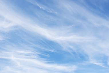 yumuşak beyaz bulutlar mavi gökyüzü arka planına karşı.