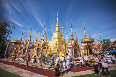 Dua ve golden pagoda yürüyüş Budist insanlar.