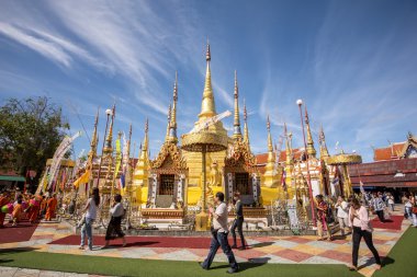 Dua ve golden pagoda yürüyüş Budist insanlar.