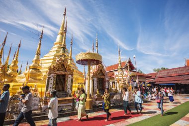 Dua ve golden pagoda yürüyüş Budist insanlar.